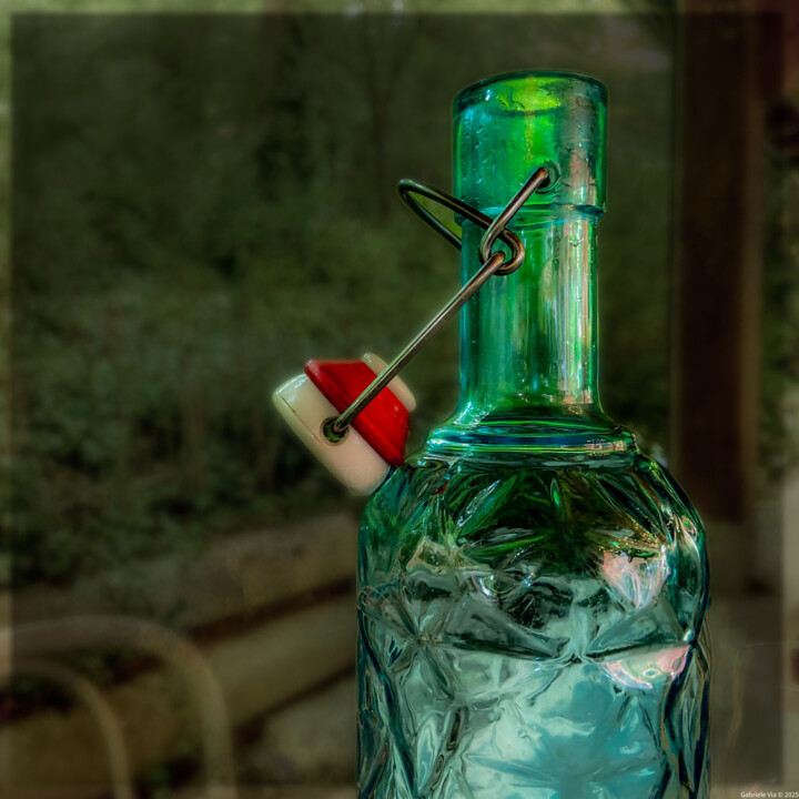 Bottiglia verde con tappo bianco e rosso Fotoğraf