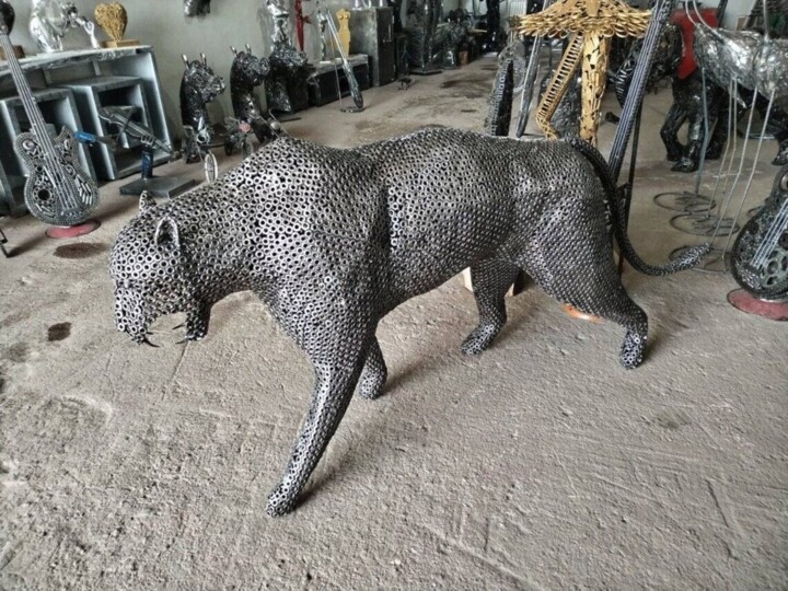 Apex Predator: Leopard in Steel Nuts 雕塑, 31.9x88.6 in