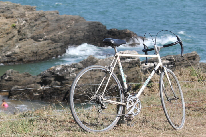 Vélo en vacances – lumière du littoral et déco marine 摄影