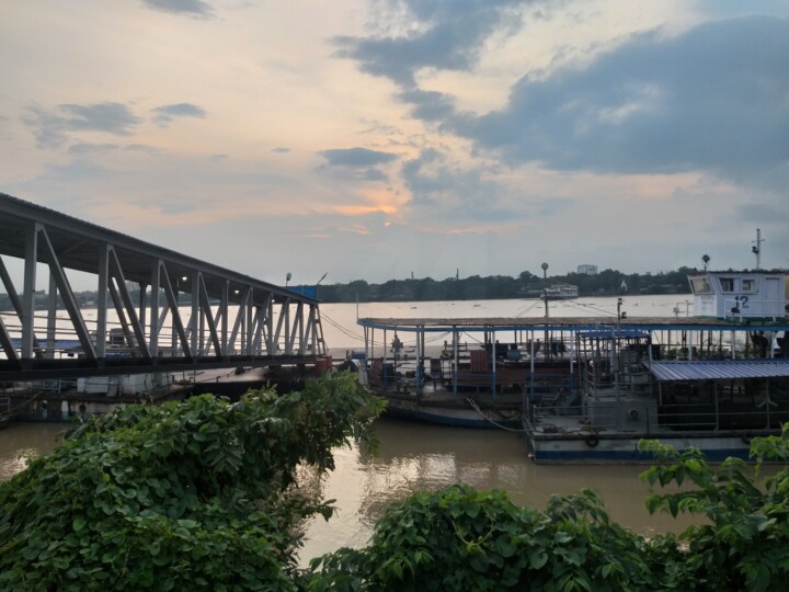 Cruise launches parked near the jetty on river Ganges 摄影