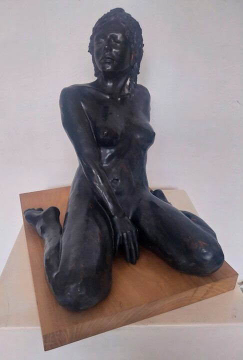 Force Intérieure – Femme en Céramique Émaillée 雕塑, 9.1x13 in