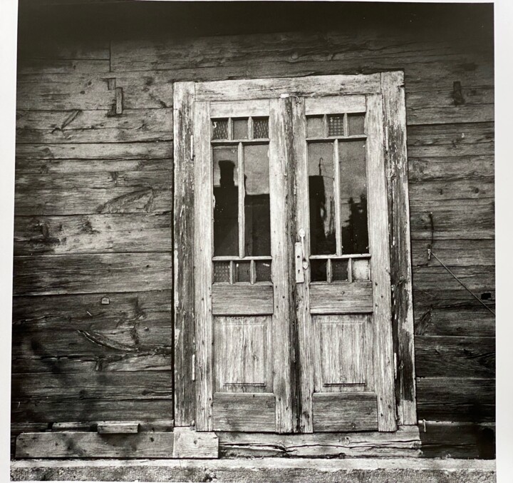 Фотография под названием "The old door" - Ira Kolominova, Подлинное произведение искусства, Пленочная фотография
