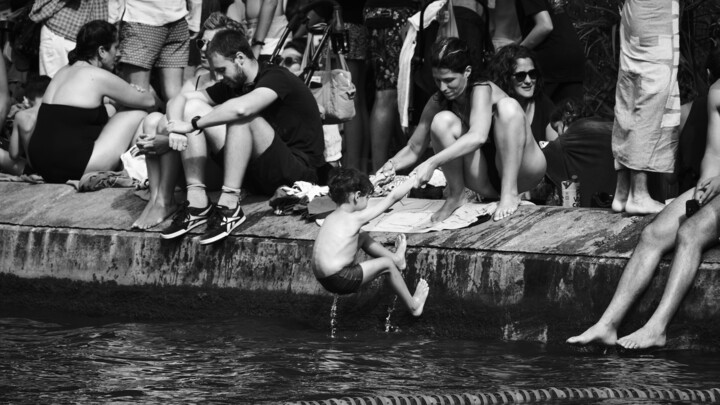 Photographie intitulée "Hisser son fils" par Laura Bresson, Œuvre d'art originale, Photographie numérique