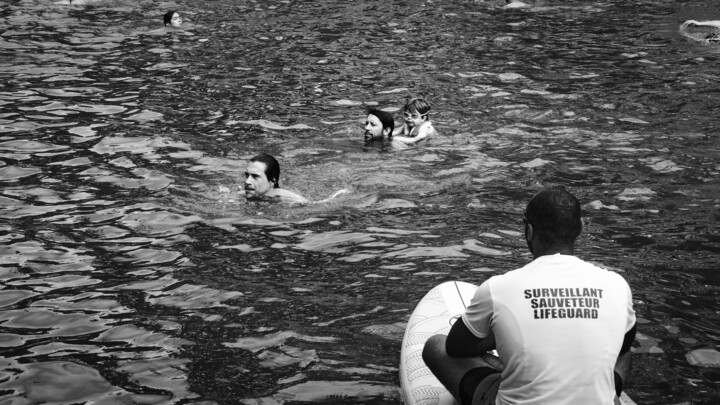 Photographie intitulée "Lifeguard" par Laura Bresson, Œuvre d'art originale, Photographie numérique