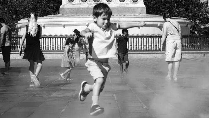 Photographie intitulée "Jeu d'enfant, place…" par Laura Bresson, Œuvre d'art originale, Photographie numérique