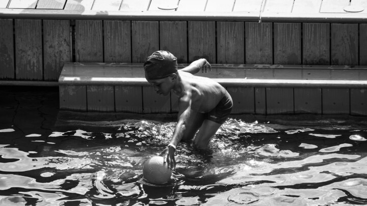 Photographie intitulée "The boy and the ball" par Laura Bresson, Œuvre d'art originale, Photographie numérique