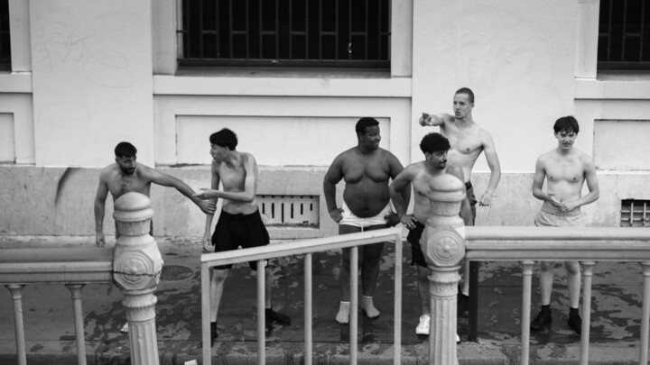 Photographie intitulée "Les garçons du canal" par Laura Bresson, Œuvre d'art originale, Photographie non manipulée