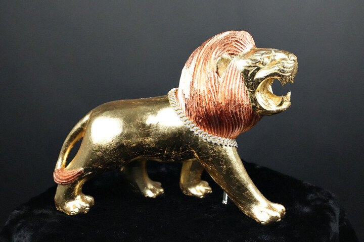Sculptuur getiteld "Golden Lion" door Phantom Art, Origineel Kunstwerk, Hout