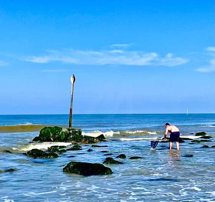 Fotografia zatytułowany „On the beach, fishi…” autorstwa Hubertine Langemeijer, Oryginalna praca, Fotografia cyfrowa