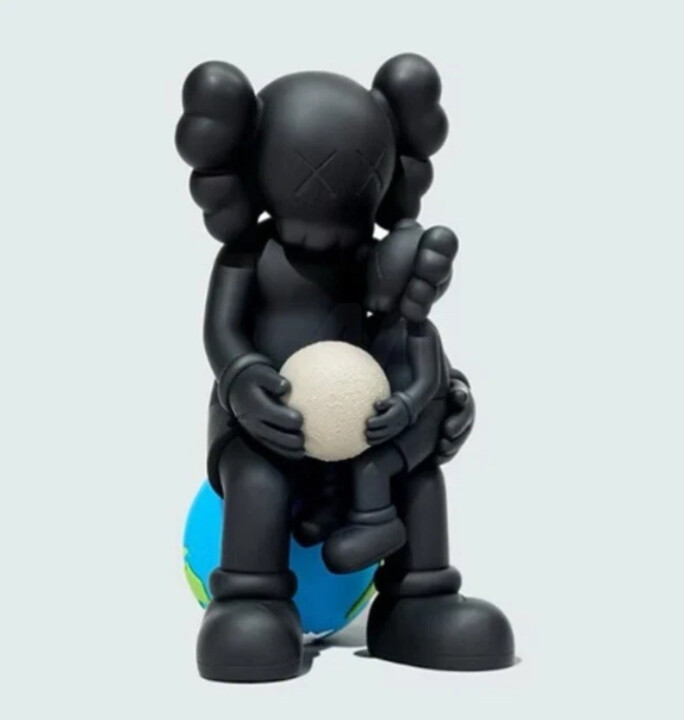 Скульптура под названием "Kaws Holiday Thaila…" - Kaws, Подлинное произведение искусства, Смола