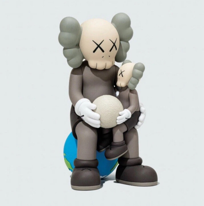 Скульптура под названием "Kaws Holiday Thaila…" - Kaws, Подлинное произведение искусства, Смола