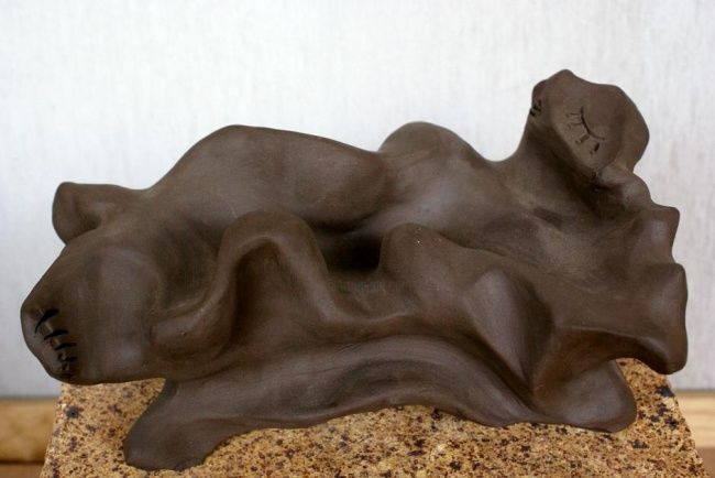 Sculptuur getiteld "Dona fent la Migdia…" door Enric Santamaria Eulogio, Origineel Kunstwerk, Terra cotta