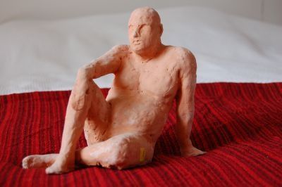 Sculptuur getiteld "Homme assis" door Elitrompe, Origineel Kunstwerk, Terra cotta
