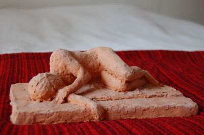 Sculptuur getiteld "Homme couché" door Elitrompe, Origineel Kunstwerk, Terra cotta