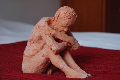 Sculptuur getiteld "Homme brisé" door Elitrompe, Origineel Kunstwerk, Terra cotta