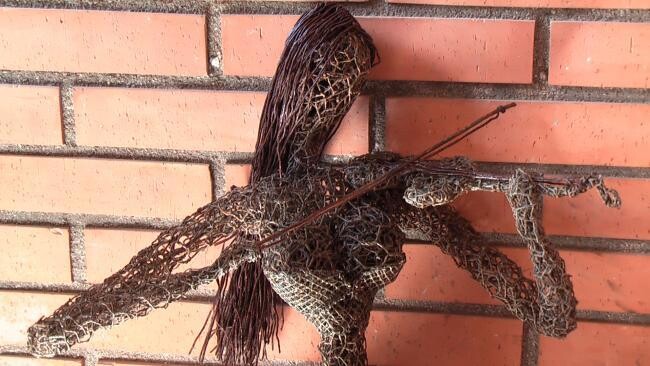 Sculptuur getiteld "Violinista" door Bousquet Federico, Origineel Kunstwerk, Metalen