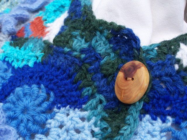 Art textile intitulée "bouton de thuya, su…" par Anne-Frédérique Ferret, Œuvre d'art originale