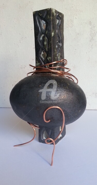 Skulptur mit dem Titel "terre et cuivre 1" von Diane Bonan, Original-Kunstwerk, Terra cotta