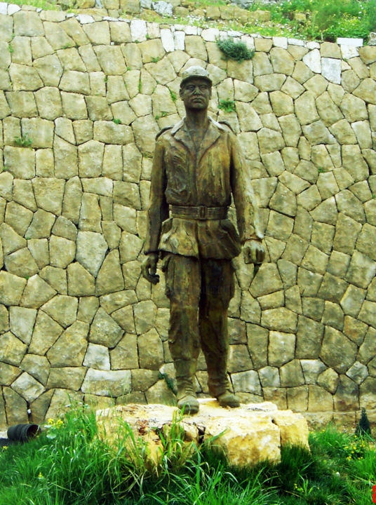 "STATUE DU MARTYR LIEUTENANT PREMIER SAMIR CHARTOUNI" 雕塑, 118.1x43.3 in