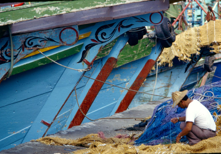 Photographie intitulée "bateaux de pêche à…" par Claude Guillemet, Œuvre d'art originale, Photographie argentique