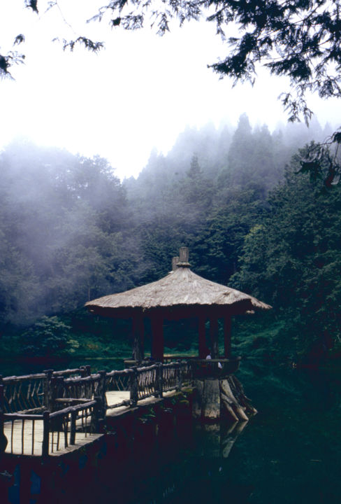 Photographie intitulée "sérénité à Wulai.jpg" par Claude Guillemet, Œuvre d'art originale, Photographie argentique