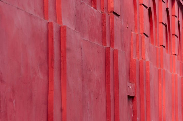 Fotografie getiteld "Red Stripped Wall" door Ievgen Gubareni, Origineel Kunstwerk, Digitale fotografie