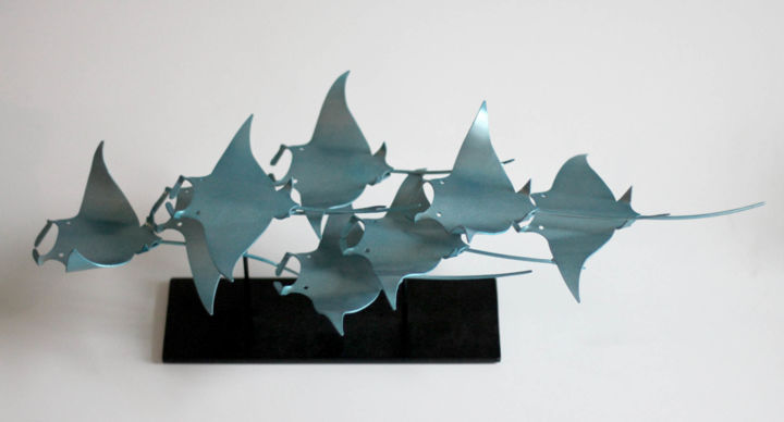 Sculpture titled "8 raies mantas" by Thomas Turner, Original Artwork, Metals